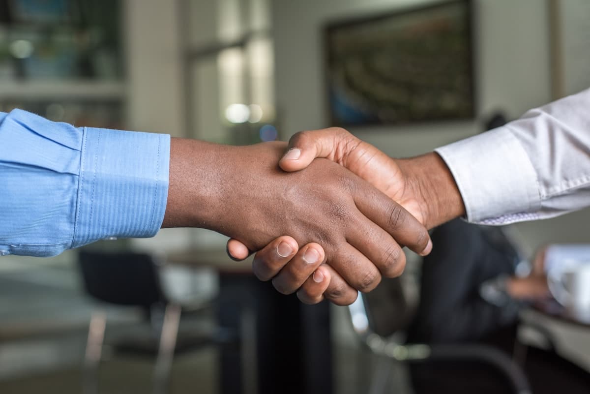 Poignee de main entre un agent immobilier et un client
