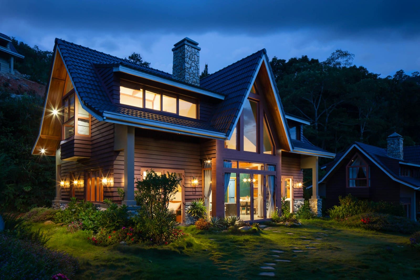 Maison moderne illuminee au crepuscule